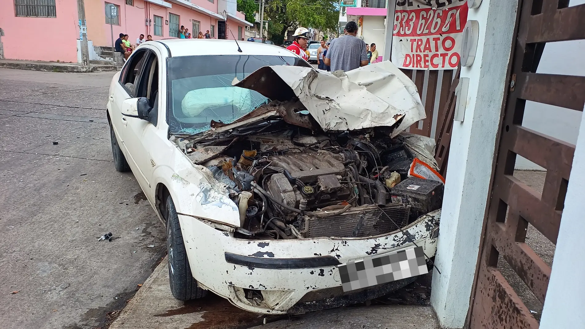 Tras aparatoso choque, auto termina incrustado en una casa de la colonia Obrera Juan Hernández (1)